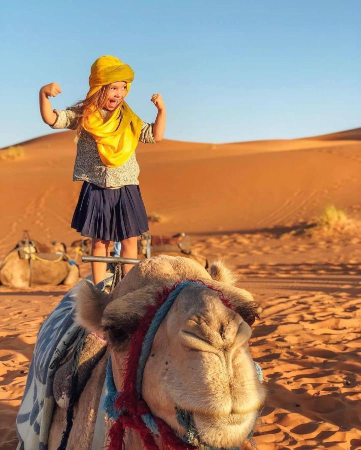 Готель Sahara Majestic Luxury Camp Мерзуга Екстер'єр фото A child riding a camel