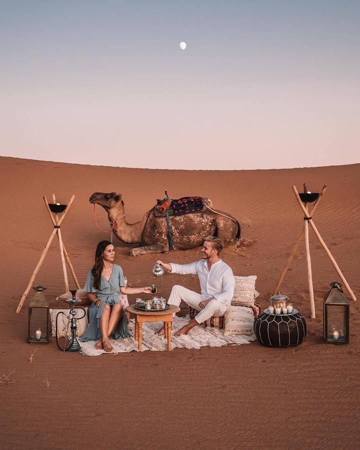 Готель Sahara Majestic Luxury Camp Мерзуга Екстер'єр фото Tourists in a desert camp