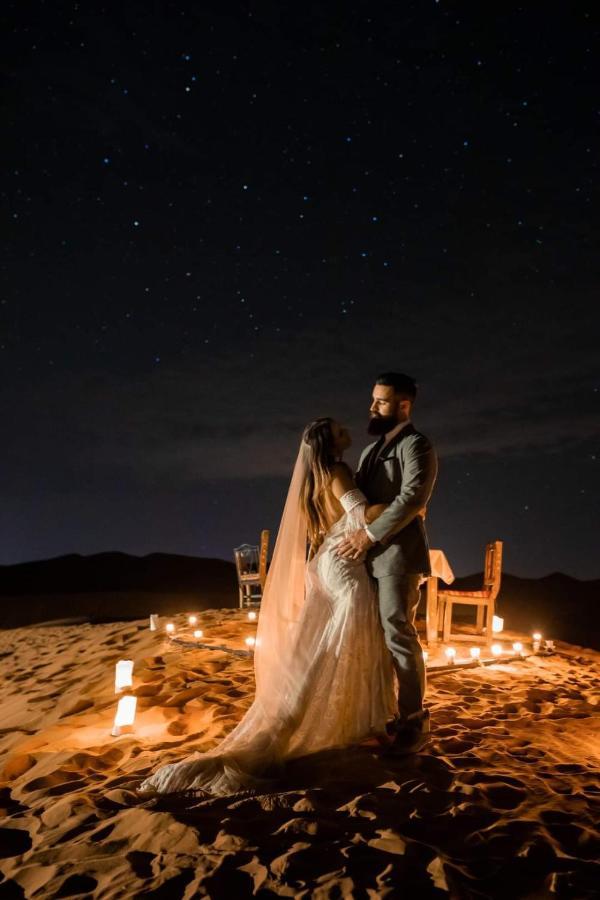 Готель Sahara Majestic Luxury Camp Мерзуга Екстер'єр фото A couple in the desert