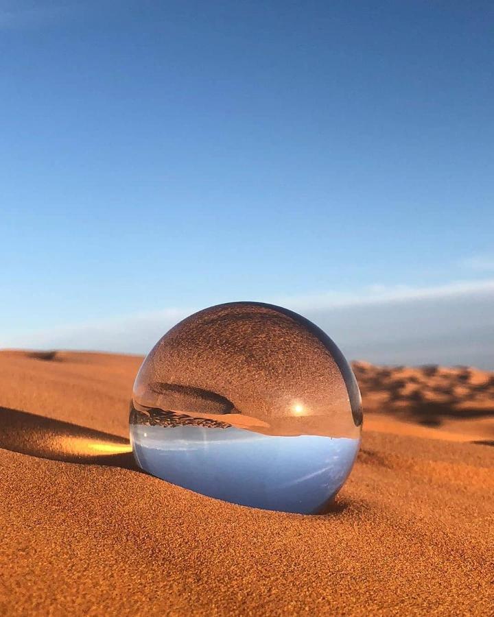 Готель Sahara Majestic Luxury Camp Мерзуга Екстер'єр фото A lensball in the desert