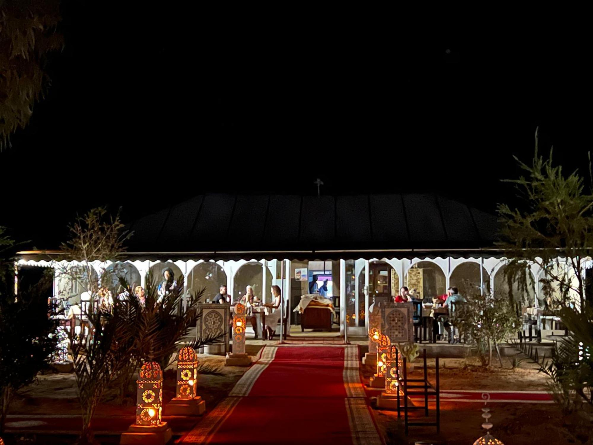 Готель Sahara Majestic Luxury Camp Мерзуга Екстер'єр фото The main tent at the camp