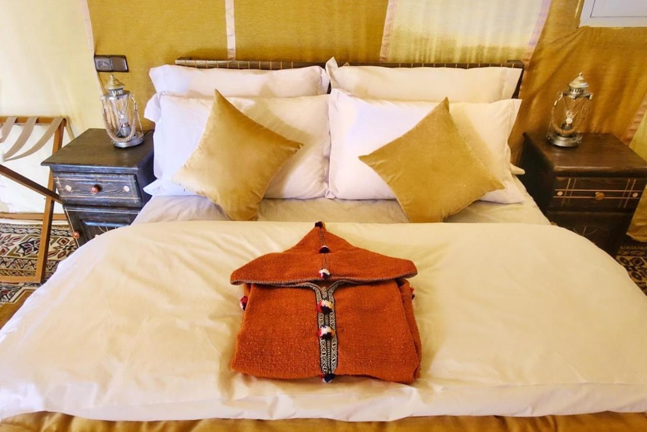 Готель Sahara Majestic Luxury Camp Мерзуга Екстер'єр фото A bathrobe on a bed