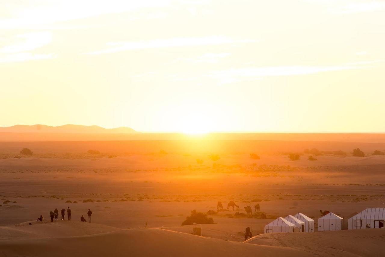Готель Sahara Majestic Luxury Camp Мерзуга Екстер'єр фото Sunset over the Sahara Desert
