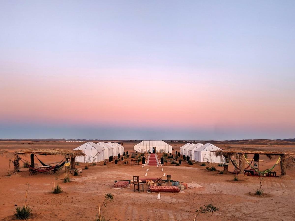 Готель Sahara Majestic Luxury Camp Мерзуга Екстер'єр фото The camp at sunset