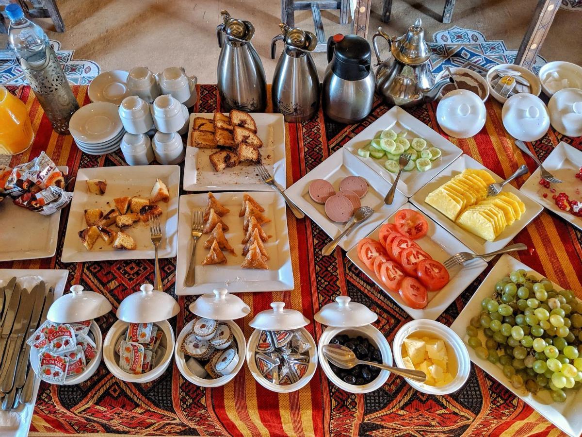 Готель Sahara Majestic Luxury Camp Мерзуга Екстер'єр фото A breakfast buffet